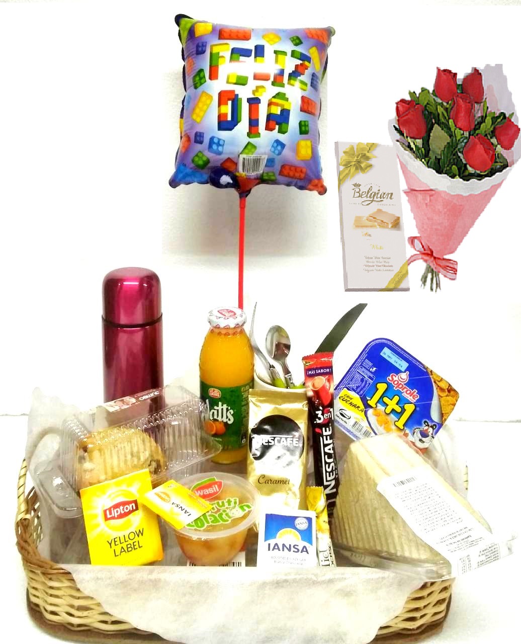 Desayuno Cl�sico m�s Ramo de 6 Rosas y Tableta de Chocolate 80 grs